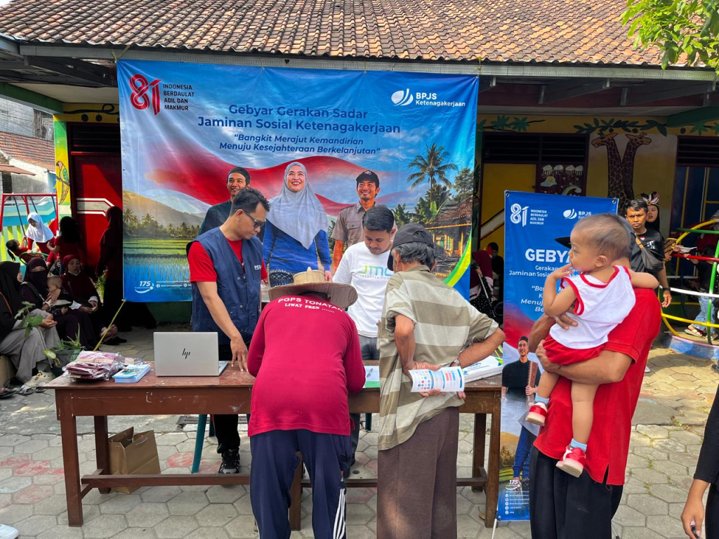 Warga Kelurahan Tambakbayan tampak antusias dalam mengakses layanan BPJS Ketenagakerjaan di stand Gebyar Gerakan Sadar Jaminan Sosial Ketenagakerjaan.