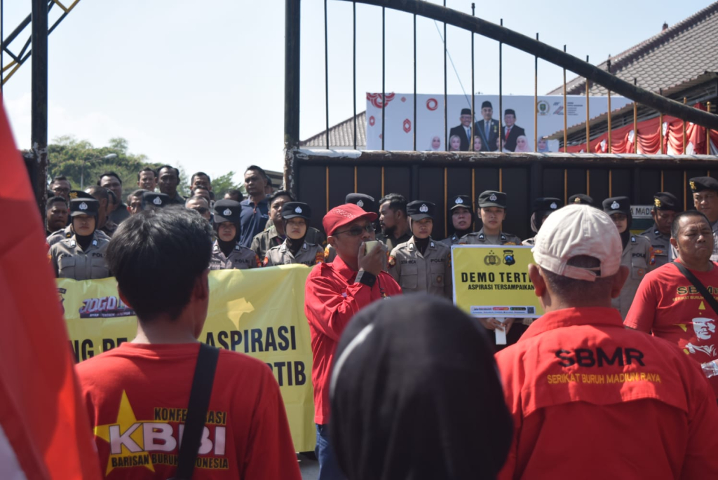 Massa aksi yang tergabung dalam Serikat Buruh Madiun Raya (SBMR) menggelar demonstrasi menuntut segera disahkannya RUU perampasan aset