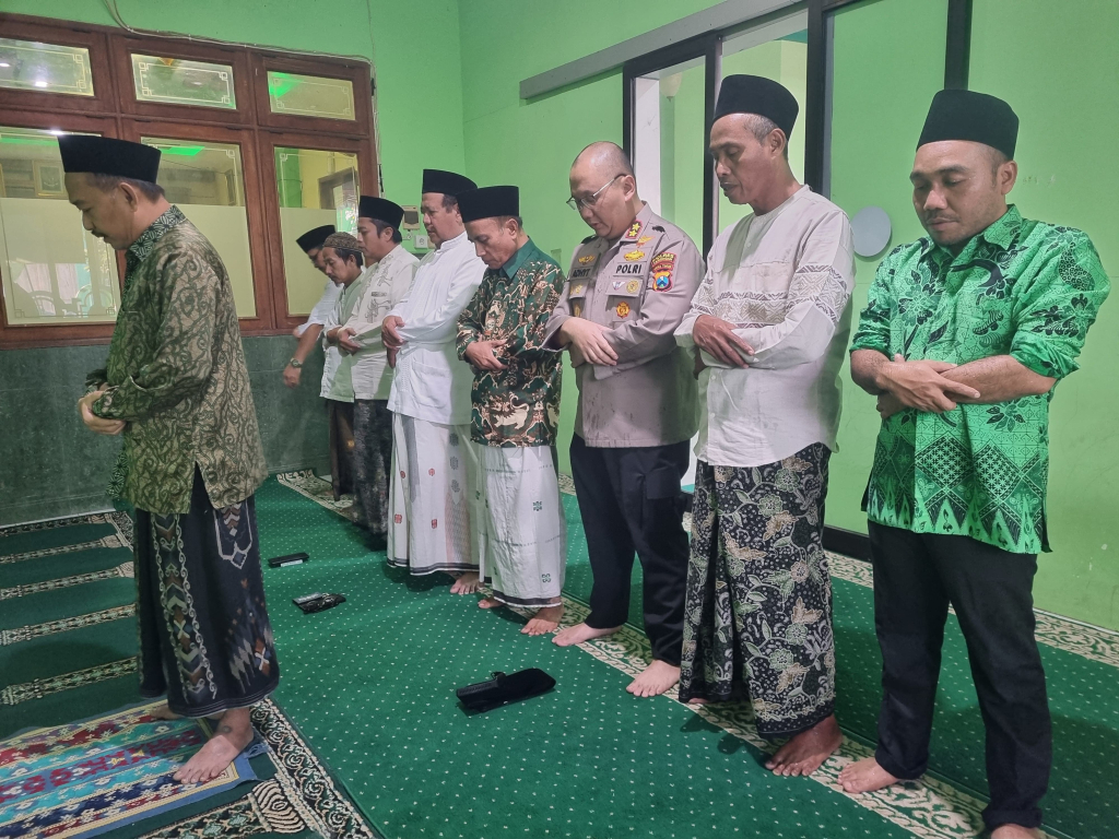 Kapolres Lamongan bersama jajaran pengurus PCNU Lamongan usai pertemuan menyempatkan Shalat Ashar di Musolah PCNU.


FOTO:SP/MUHAJIRIN