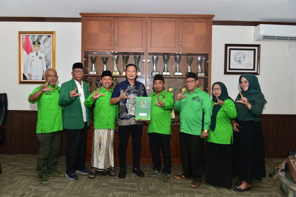 Jajaran Pengurus DPC PPP Lamongan saat memberikan salinan SK kepengurusan periode 2026-2031 kepada bupati Yuhronur Efendi.

FOTO:SP/MUHAJIRIN