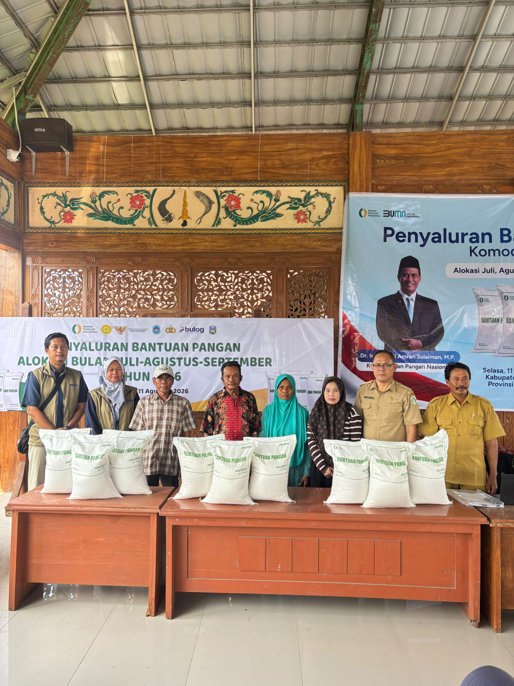 Usai menerima bantuan pangan berupa beras warga dan pihak petugas Bulog berpose bersama.

FOTO:SP/IST