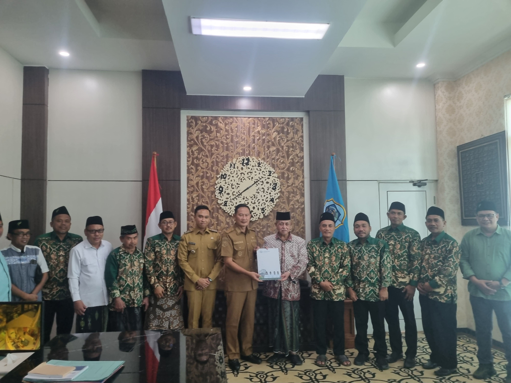 Rais Syuriah PCNU Lamongan KH. Salim Ashar bersama jajaran saat menyerahkan peryataan sikap soal peredaran miras ke Bupati.

FOTO:SP/MUHAJIRIN
