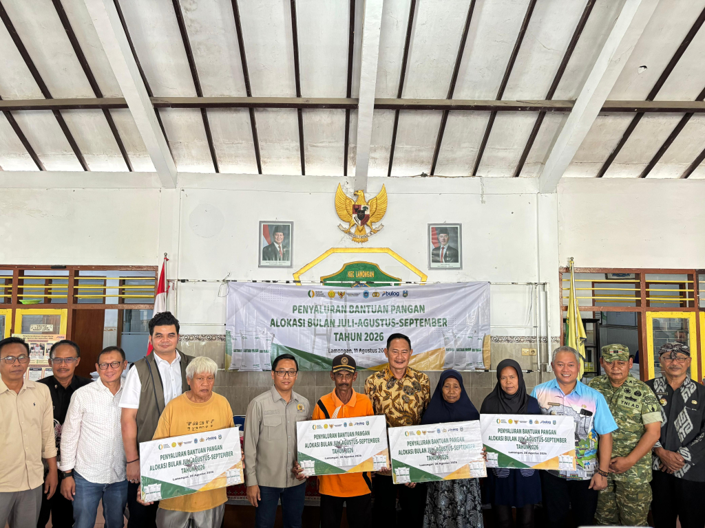 Penyaluran Program Penerima Bantuan Pangan (PBP) tahun 2026 oleh Bulog diikuti oleh Komis VI DPR RI dan Bupati Lamongan.

FOTO:SP/MUHAJIRIN