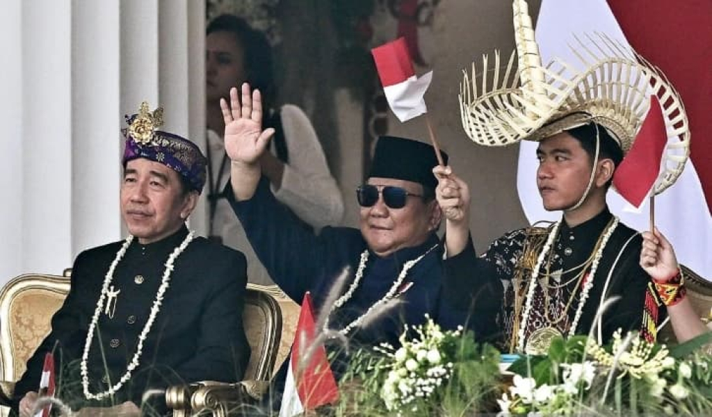 Prabowo Subianto tampak sedang diapit oleh ayah dan anak, yakni Joko Widodo (Jokowi) dan Gibran Rakabuming Raka.