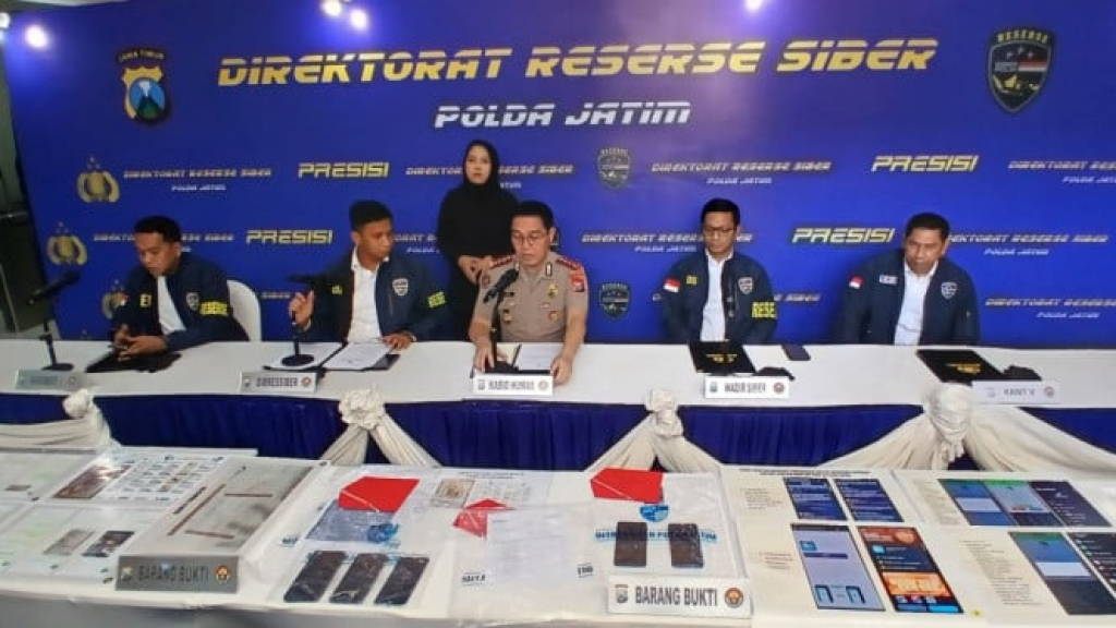 Direktorat Reserse Siber (Ditresiber) Polda Jawa Timur (Jatim) membongkar dugaan penipuan online berkedok arisan fiktif.