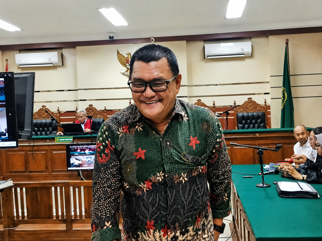 Saksi Salahudin Rasyidi, selaku direktur PUPR saay memberikan keterangan di sidang BSP Sumenep Pengadilan Tipikor Surabaya.