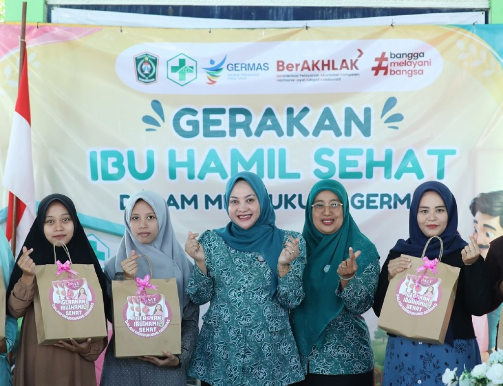 Ketua Tim Penggerak PKK Kabupaten Lumajang, Dewi Natalia Yudha Adji Kusuma, saat membuka kegiatan Gerakan Ibu Hamil Sehat dalam mendukung GERMAS. SP/LMJ
