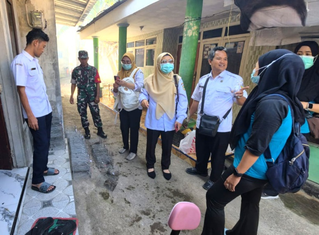 Petugas Dinas Kesehatan Bondowoso saat menangkap tikus dirumah warga untuk mencegah Hantavirus dan Leptospirosis. SP/BDW