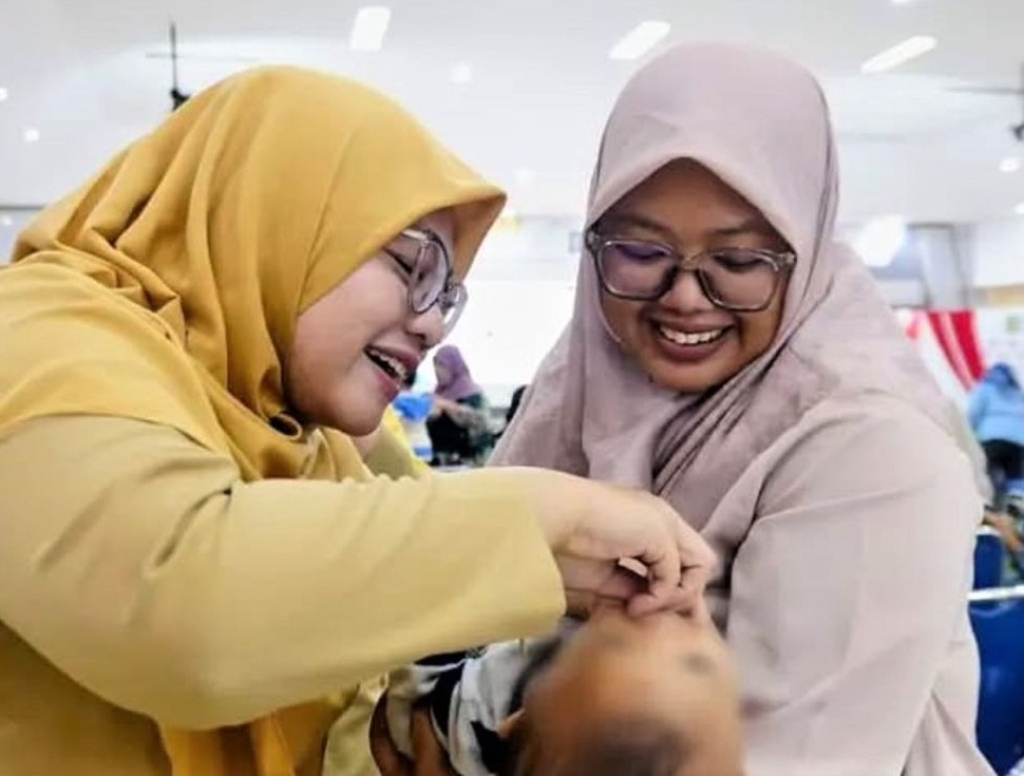 Petugas Dinkes Kota Madiun memberikan vitamin A dalam kegiatan Gerakan Balita Sehat Menuju Generasi Emas di Asrama Haji Kota Madiun. SP/MDN