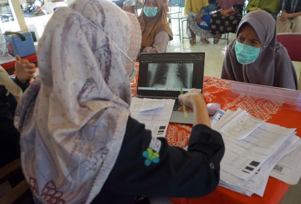 Kegiatan tracing tuberculosis (TB) terintegrasi dengan program cek kesehatan gratis (CKG) di Pogalan, Trenggalek. SP/TRG