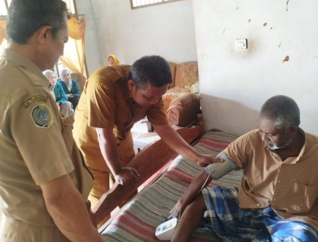Petugas kesehatan memeriksa kondisi HN (56), pengungsi etnis Rohingya yang mengalami gangguan kejiwaan, di Desa Tanggulturus. SP/Foto:Dinkes Tulungagung