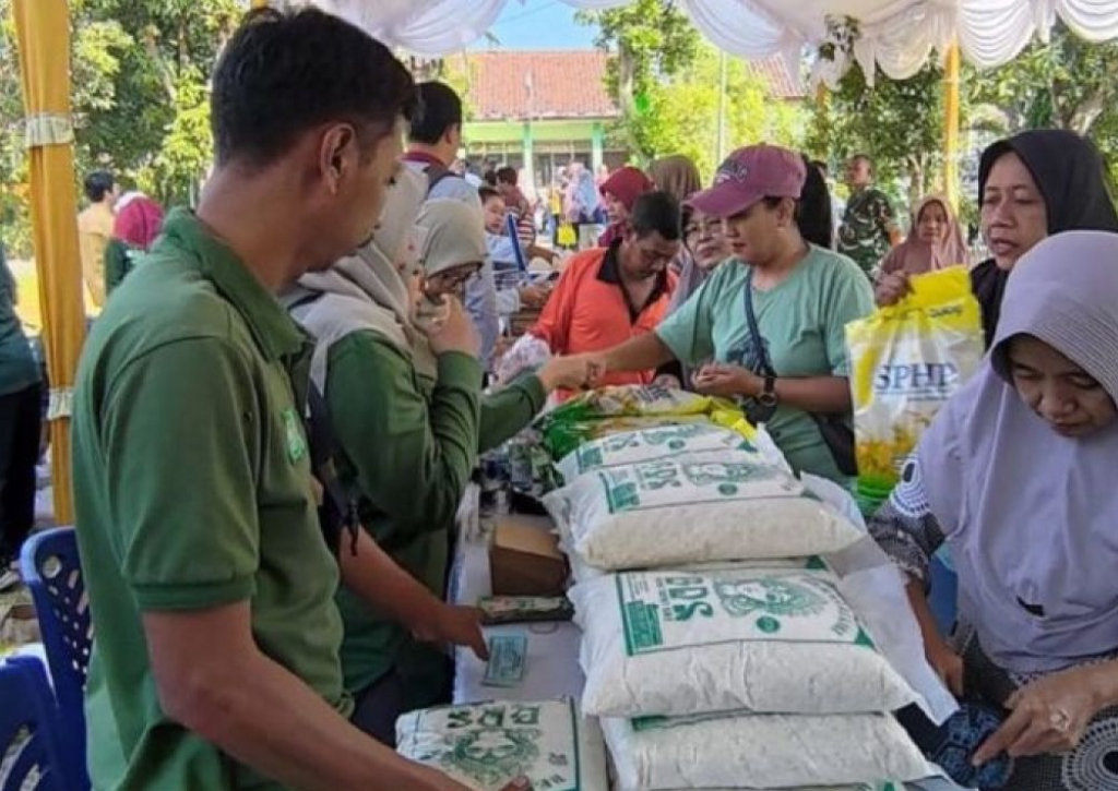 Sejumlah warga antusias berbelanja bahan pokok di pasar murah yang digelar Disperindag Magetan di Kecamatan Kartoharjo, Magetan. SP/MGT