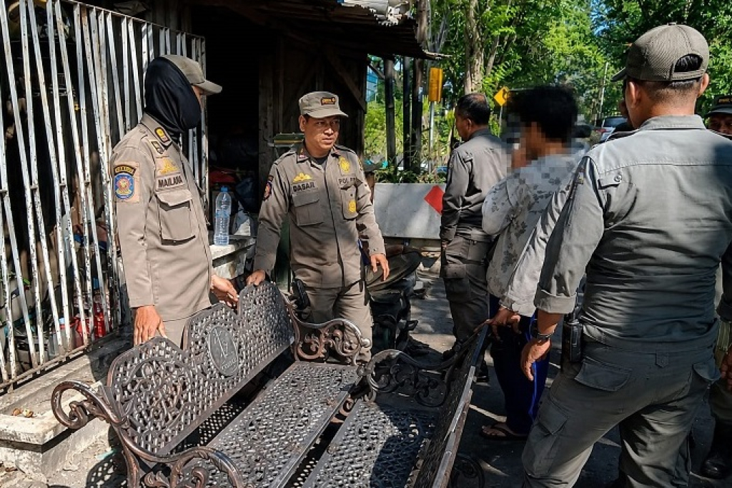 Petugas Satpol PP Surabaya mengamankan kursi besi aset pemkot yang ditemukan di lapak barang bekas. SP/SBY