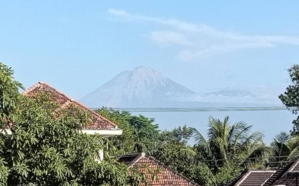 Semeru kembali meluncurkan lava pijar sebanyak tiga kali pada Kamis (27/8/2026) dini hari. SP/MLG