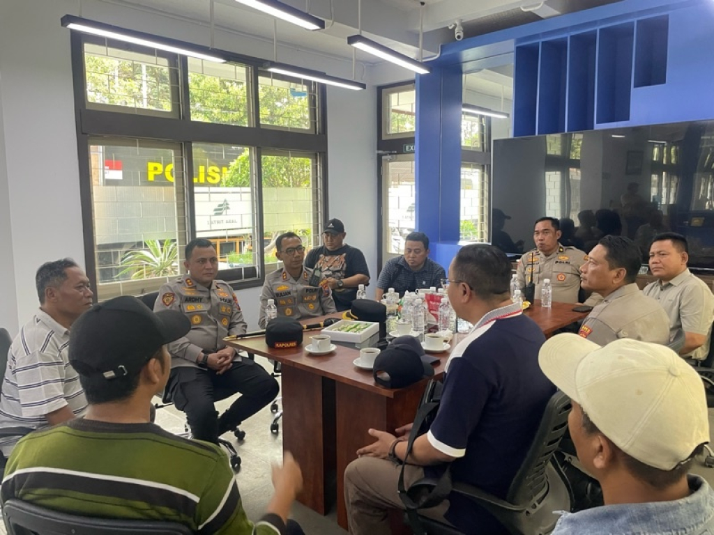 Kapolres Blitar dan Kapolres Malang saat menggelar rapat terbatas (ratas) terkait polemik akses Jalan Puncak Bendungan Lahor. SP/LESTARIYONO