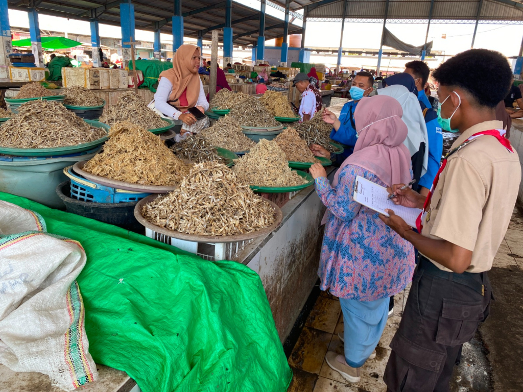 Suasana pengawasan keamanan pangan dan pengambilan sampel produk perikanan oleh tim gabungan di Pasar Amahami, Kota Bima. SP/HIKMAH