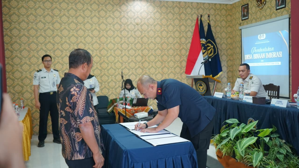 Penandatanganan Perjanjian Kerja Sama (PKS) Desa Binaan Imigrasi, memperkuat sinergi keimigrasian di tingkat desa. SP/LESTARIYONO 