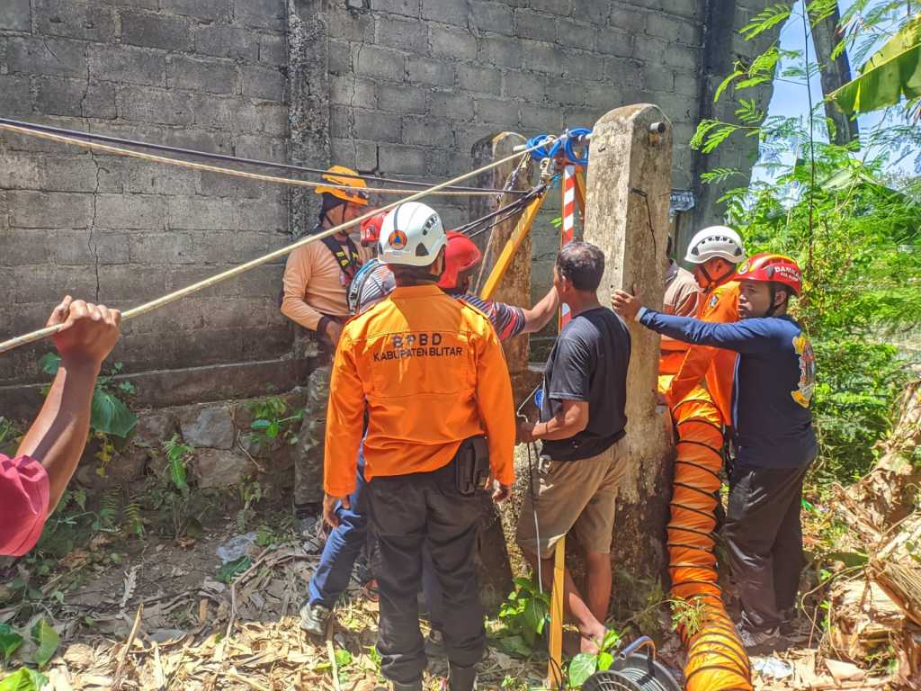 Tim gabungan dari BPBD Kabupaten Blitar dan Pemadam Kebakaran sedang mengevakuasi korban dari sumur tua di wilayah Beru, Wlingi, Blitar, Jumat (28/8). SP/LESTARIYONO 