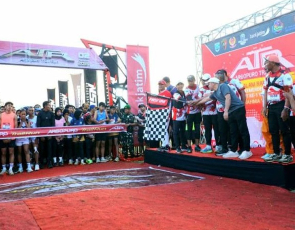 Bupati Probolinggo Mohammad Haris melepas peserta  Argopuro Trail Run 2026 di Bermi Eco Park, Desa Bermi, Kecamatan Krucil. SP/Foto:Diskominfo Probolinggo