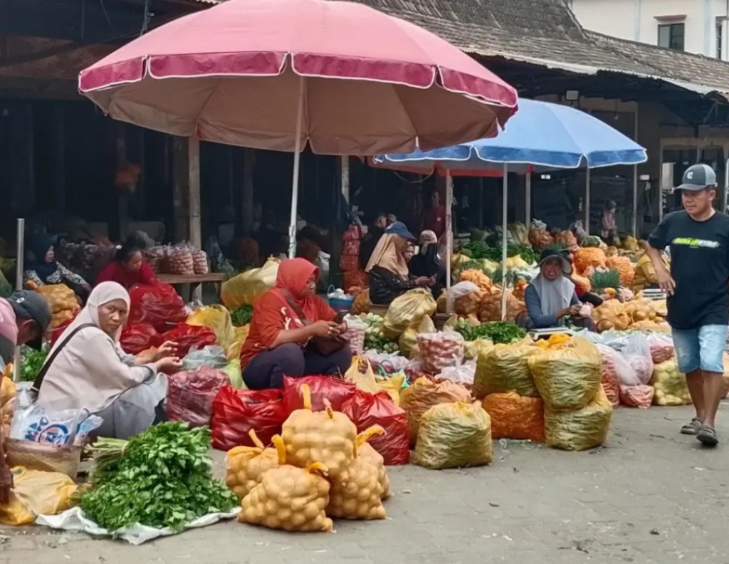 Aktivitas jual beli sayuran di pasar agro Wisata Pleasant. SP/MGT