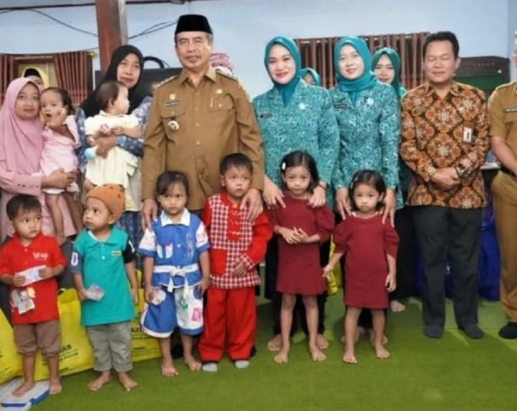 Bupati Madiun Hari Wuryanto meninjau kegiatan Monitoring Bulan Timbang dalam rangka Gerakan Cegah Stunting di Posyandu Kartini Desa Uteran. SP/ MDN