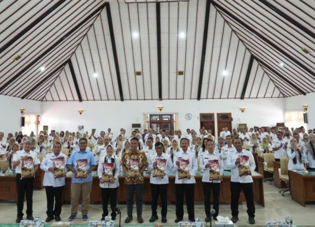 Bupati Bojonegoro, Setyo Wahono bersama pejabat Pemkab setempat menunjukan hasil produk lokal yang harus dikonsumsi ASN. SP/BJN