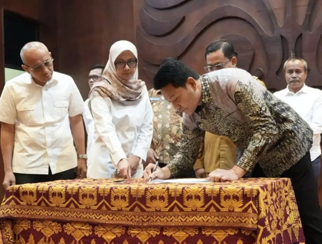 Bupati Sidoarjo Subandi saat menandatangani komitmen bersama melestarikan Mangrove yang diikuti pemerintah kabupaten/kota di sepanjang Pantai Utara Jawa. SP/SDA
