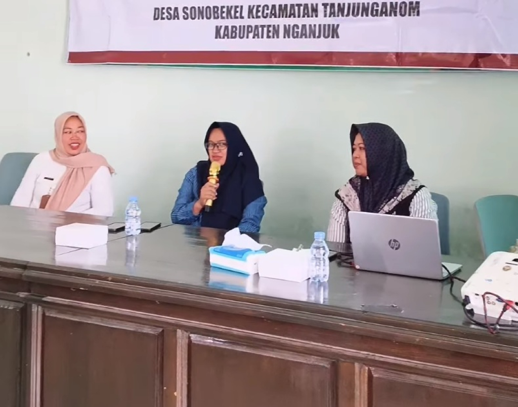 Kegiatan Pembinaan Sekolah Perempuan, Anak dan Masyarakat Marjinal (SAPA MAMA) di Desa Sonobekel, Kecamatan Tanjunganom. SP/NGJ