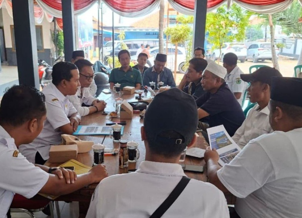 Dinas Perikanan dan Kelautan Pamekasan melakukan sosialisasi tentang budidaya ikan air tawar tematik di Kecamatan Batumarmar. PS/ PMK