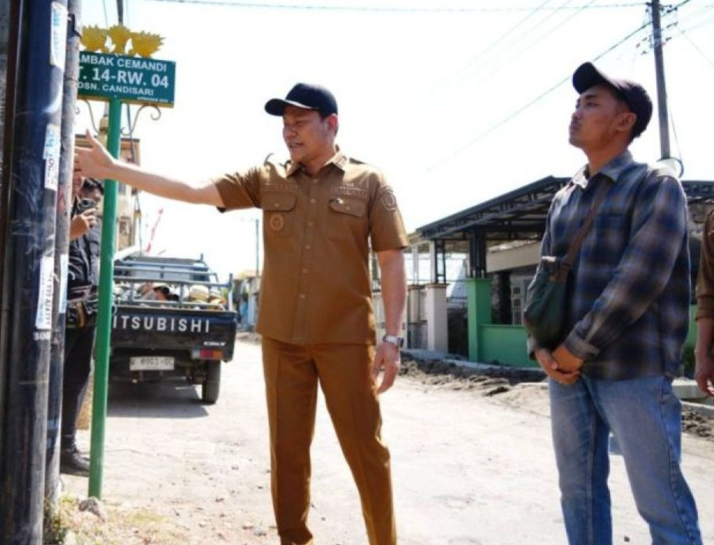 Bupati Sidoarjo, Subandi, mengecek progres betonisasi di kawasan Jalan Tambakcemandi, Kecamatan Sedati, Sidoarjo. SP/SDA
