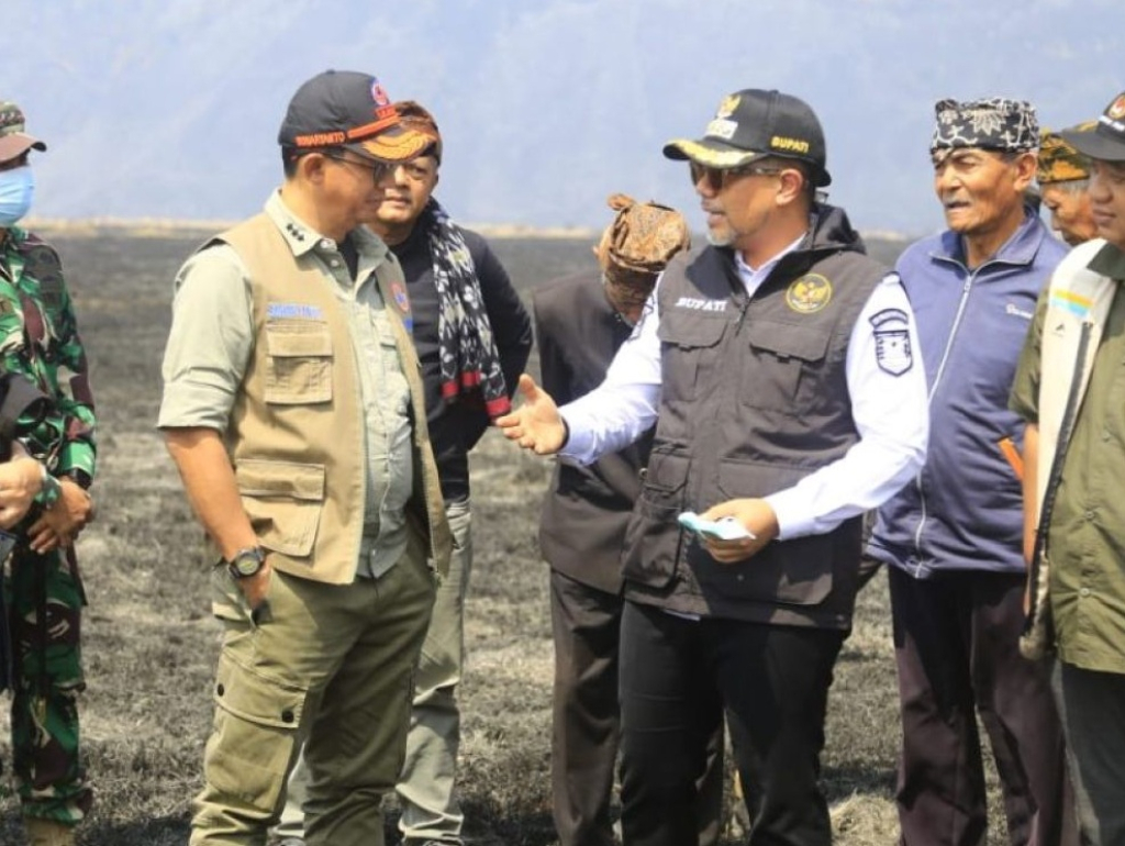 Bupati Probolinggo Mohammad Haris saat berbincang dengan Kepala BNPB Letjen TNI Suharyanto saat meninjau penanganan karhutla di kawasan Gunung Bromo. SP/PRB