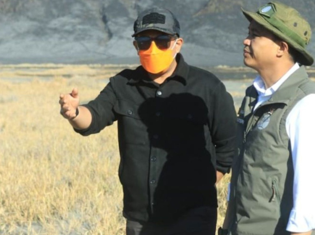Bupati Probolinggo Mohammad Haris (kiri) saat berbincang dengan Menteri Kehutanan Raja Juli Antoni di kawasan Gunung Bromo. SP/PRB