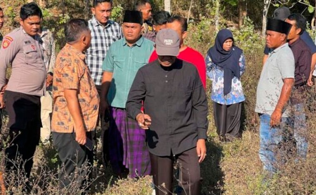 Bupati Pamekasan, kholilurrahman saat melakukan pemantauan lokasi yang akan dijadikan pembangunan sekolah rakyat. SP/PMK