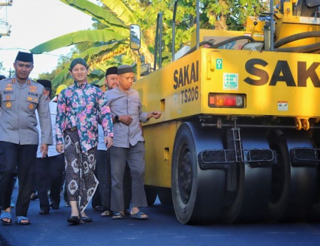 Bupati Trenggalek Mochamad Nur Arifin (tengah) meninjau proyek perbaikan ruas jalan Pandean-Malasan di Kecamatan Durenan. SP/TRG
