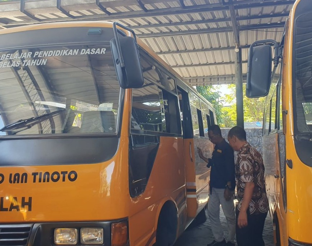 Petugas memeriksa kelaikan bus sekolah yang terparkir di area parkir aset kendaraan Kantor Dinas Perhubungan Tulungagung. SP/ TLG