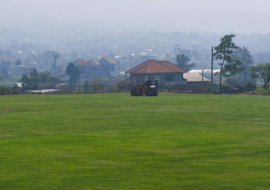 Pekerja sedang melakukan perawatan Lapangan Sumberejo Kecamatan Batu Kota Batu yang mendapatkan BKK pada tahun 2025. SP/ BTU