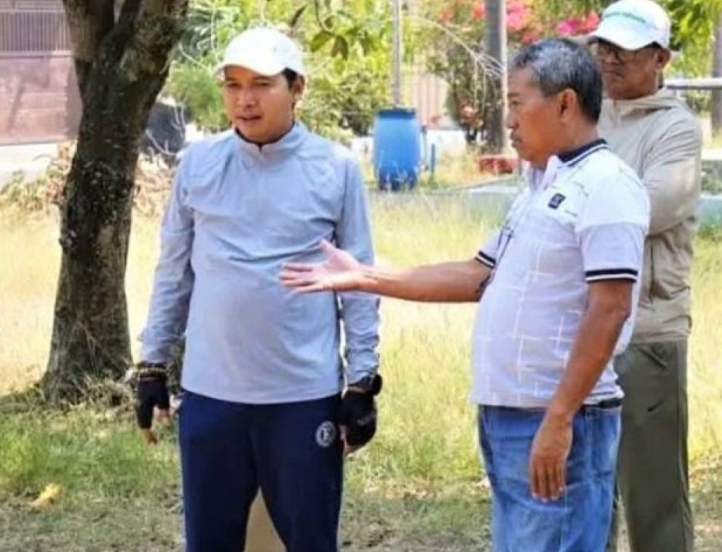 Plt Wali Kota Madiun F. Bagus Panuntun (kiri) meninjau lokasi yang akan digunakan untuk tempat budi daya maggot. SP/MDN