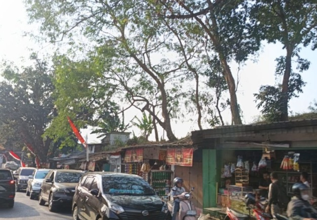 Kondisi lalu lintas di depan kawasan kios-kios tepi jalan di Muharto, Kota Malang. SP/MLG