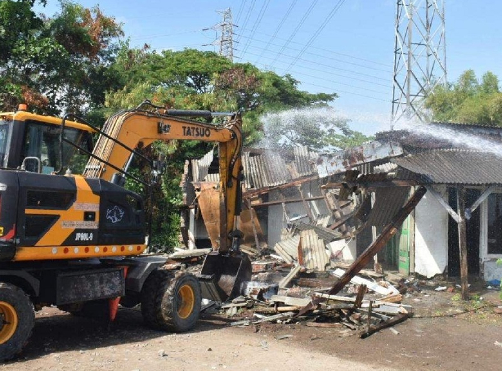 Pemerintah Kota (Pemkot) Surabaya menertibkan bangunan liar (bangli) di kawasan Tempat Pemakaman Umum (TPU) Keputih. SP/Pemkot Surabaya