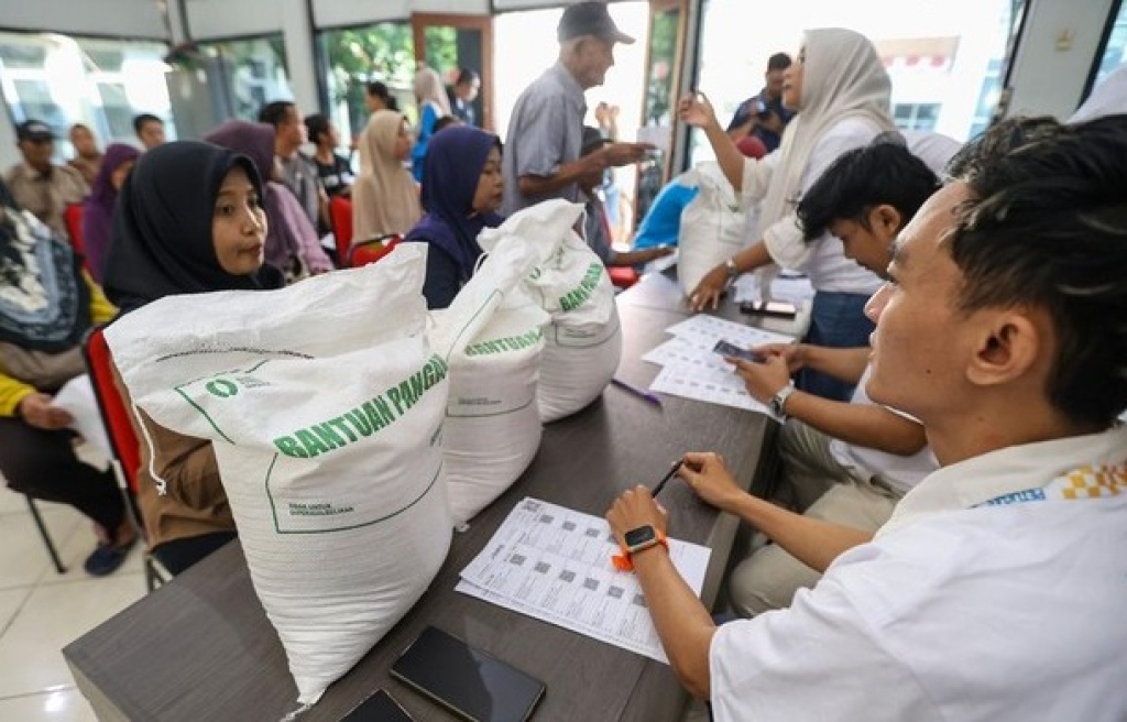 Penyaluran bantuan beras di Surabaya. SP/SBY