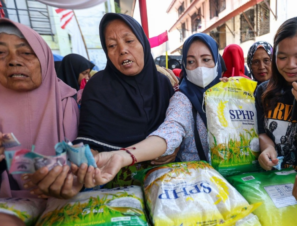 Tingginya antusiasme warga saat mengikuti Pasar Murah Serentak dan Gerakan Pangan Murah (GPM) yang diselenggarakan Pemkot Surabaya.SP/Pemkot Surabaya