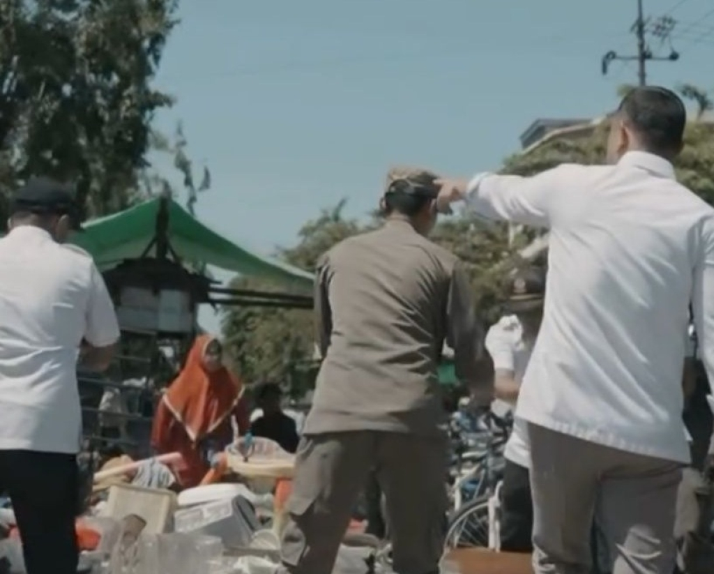 Wali Kota Surabaya Eri Cahyadi saat ikut sidak menata aktivitas perdagangan di kawasan Jalan Pucang Anom. SP/Pemkot Surabaya