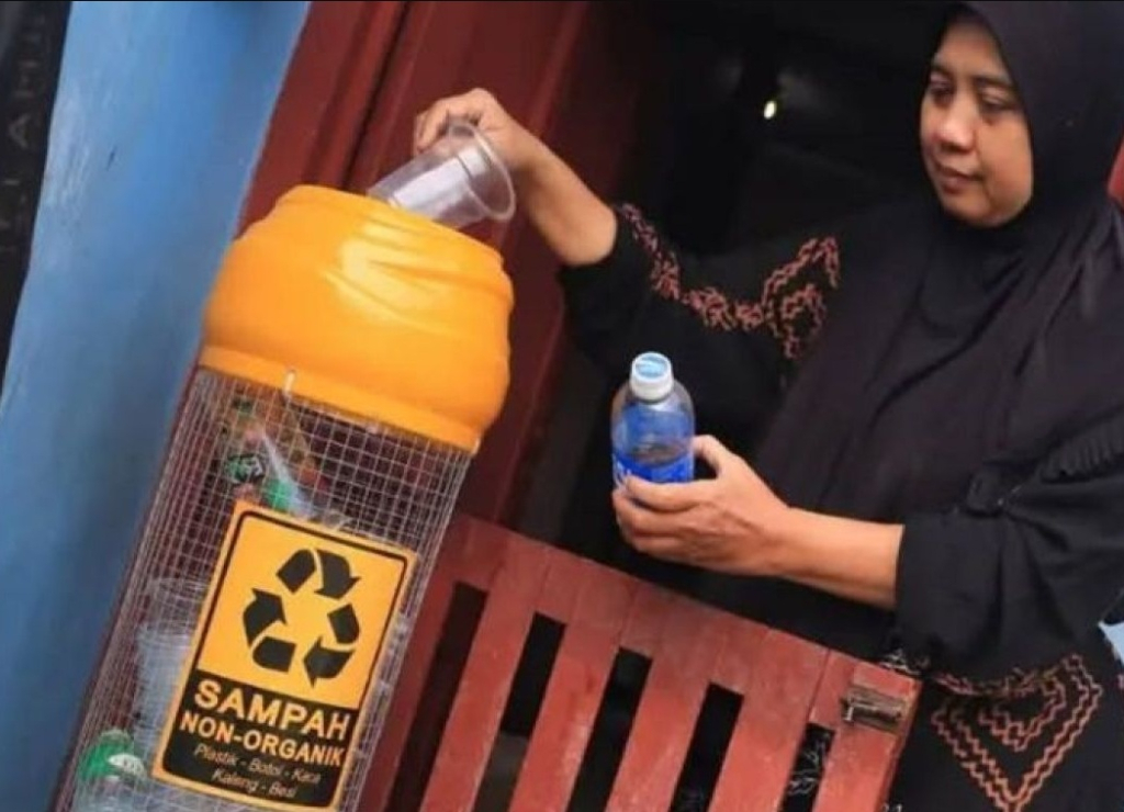 Kegiatan pilah sampah dari rumah, yang memilah sampah organik, anorganik, residu, dan limbah bahan berbahaya dan beracun (B3) dari rumah. SP/MDN