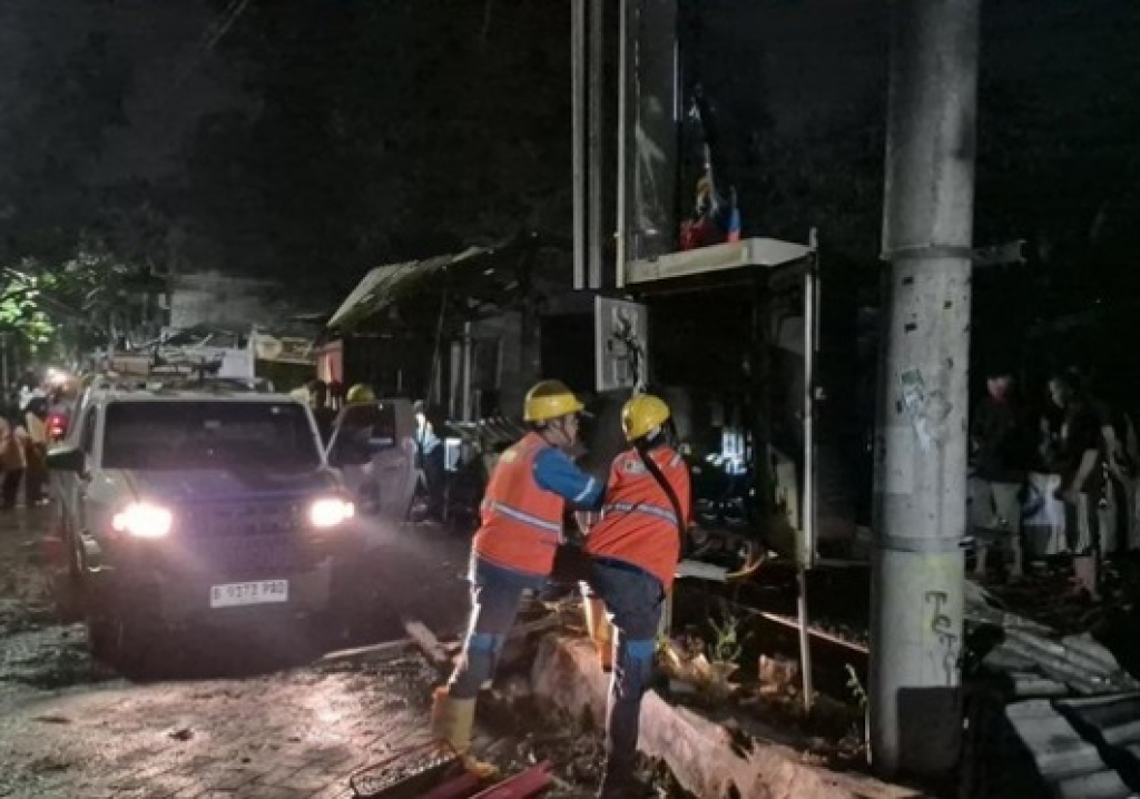 Ratusan rumah di RT 3, Lidah Wetan, Lakarsantri, Surabaya padam imbas kebakaran di warung sentra PKL. SP/SBY