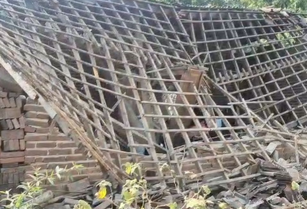 Rumah Kademi di DesaNgelawar Ponorogo roboh padahal tidak angin dan tidak ada hujan.  SP/PNG