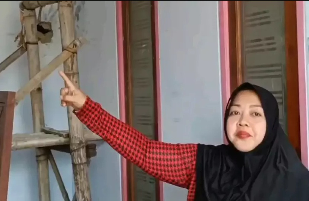 Pemilih rumah di Tongas, Probolinggo, Jawa Timur, menunjukkan lubang bekas lemparan diduga bondet. SP/Foto:beritasatu