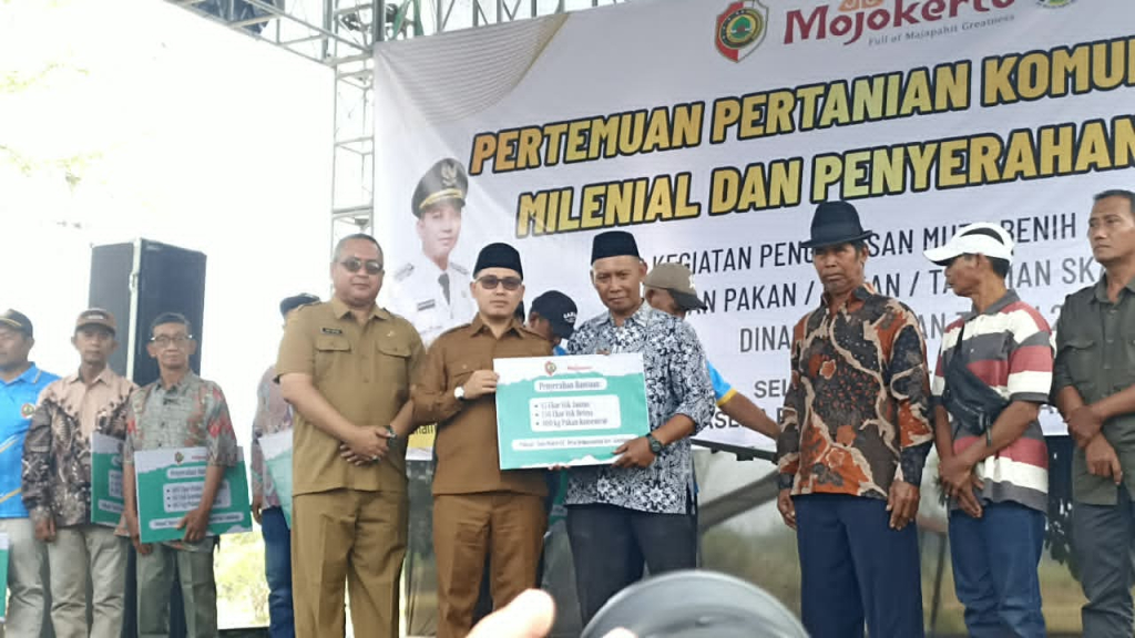 Bupati Gus Barra saat menghadiri acara Pertanian Komunal Bersama Milenial Dan Penyaluran Bantuan Dinas Pertanian Kabupaten Mojokerto, di Pujasera Desa Pugeran Kecamatan Gondang, Selasa (1/9).  SP/DWI
