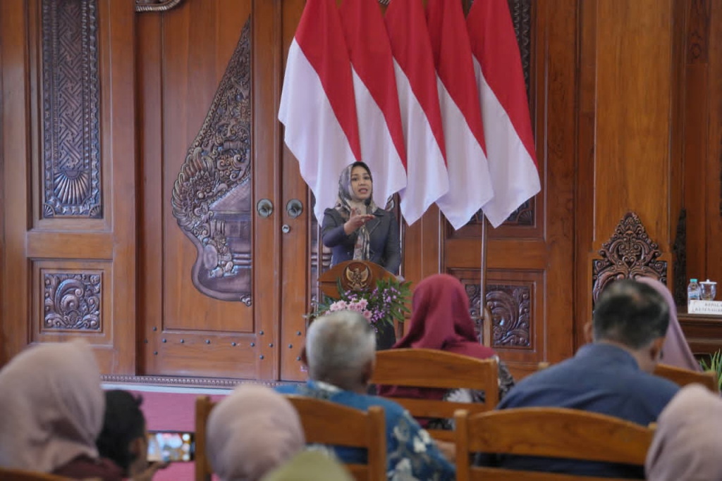 Wali Kota Mojokerto Ika Puspitasari saat memberikan perlindungan jaminan sosial ketenagakerjaan kepada 12.199 pekerja rentan. SP/DWI