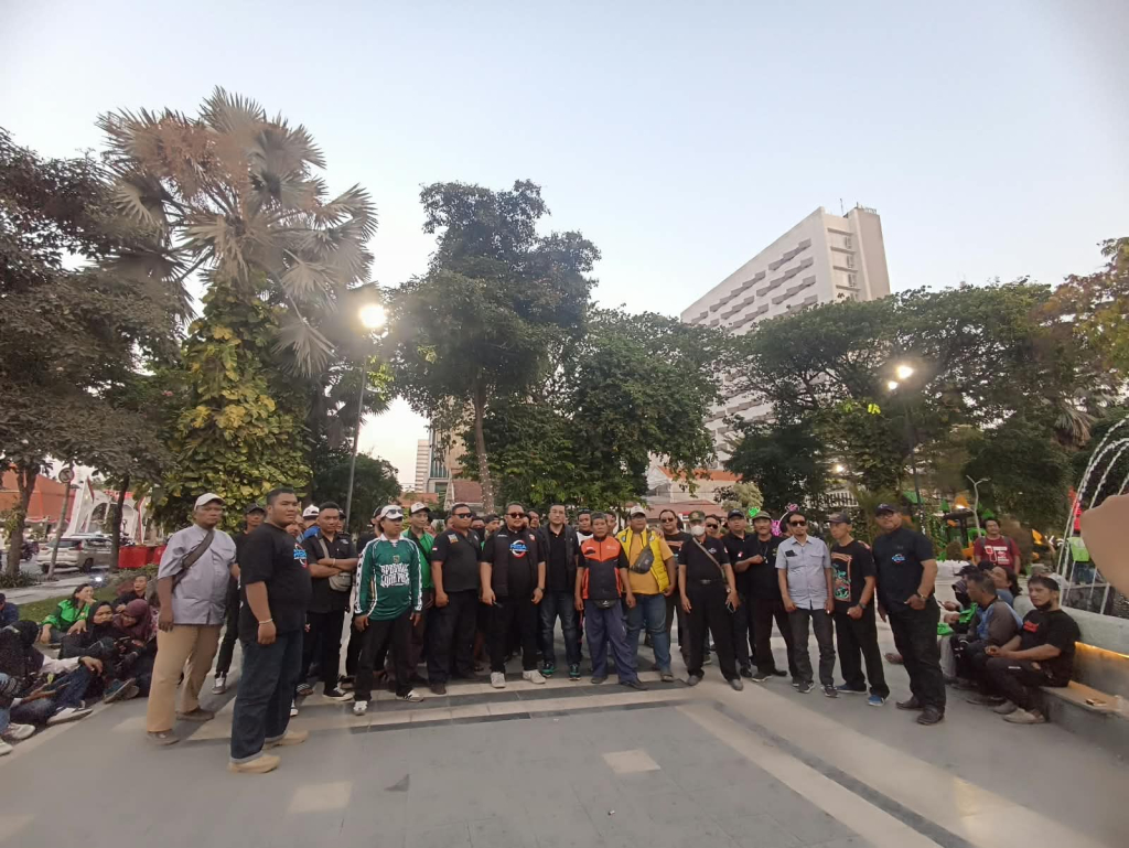 Masa yang tergabung dalam Arek Suroboyo Asli (ARSAS) saat menyampaikan aspirasi di depab Gedung Gradi di Jl. Gubernur Suryo. SP/ Al Qomaruddin