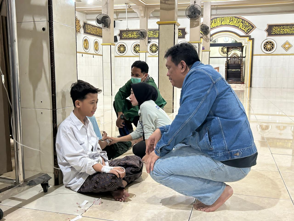 Saat melihat langsung kondidi santri di pondok usai keracunan. SP/ RIKO